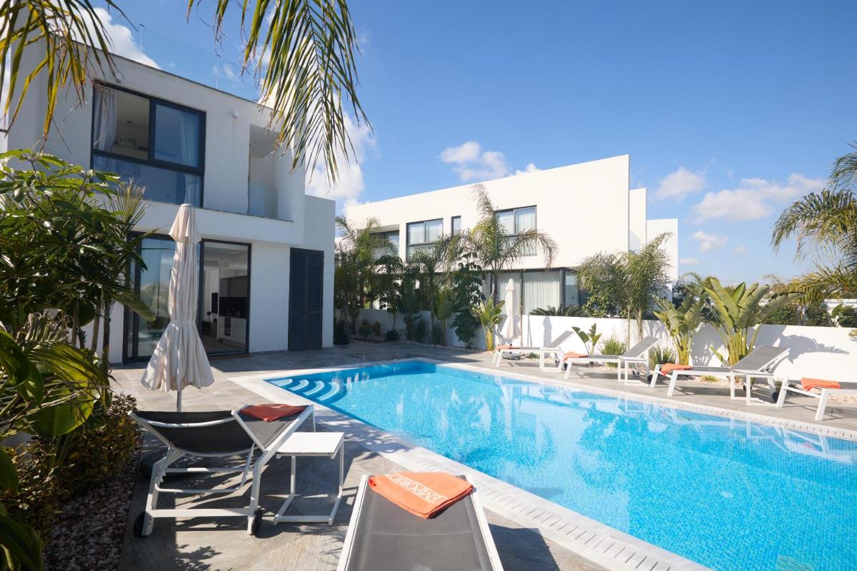 Almaria Villas - Housity