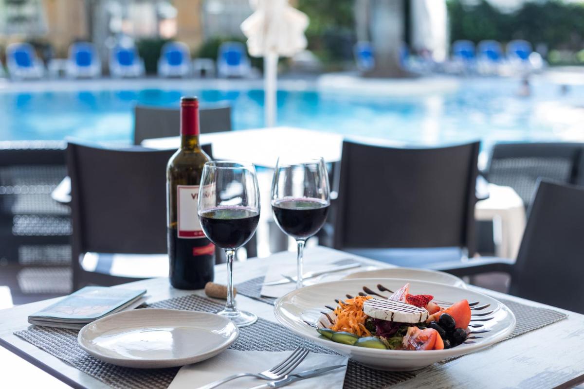 Comida en o cerca de este resort