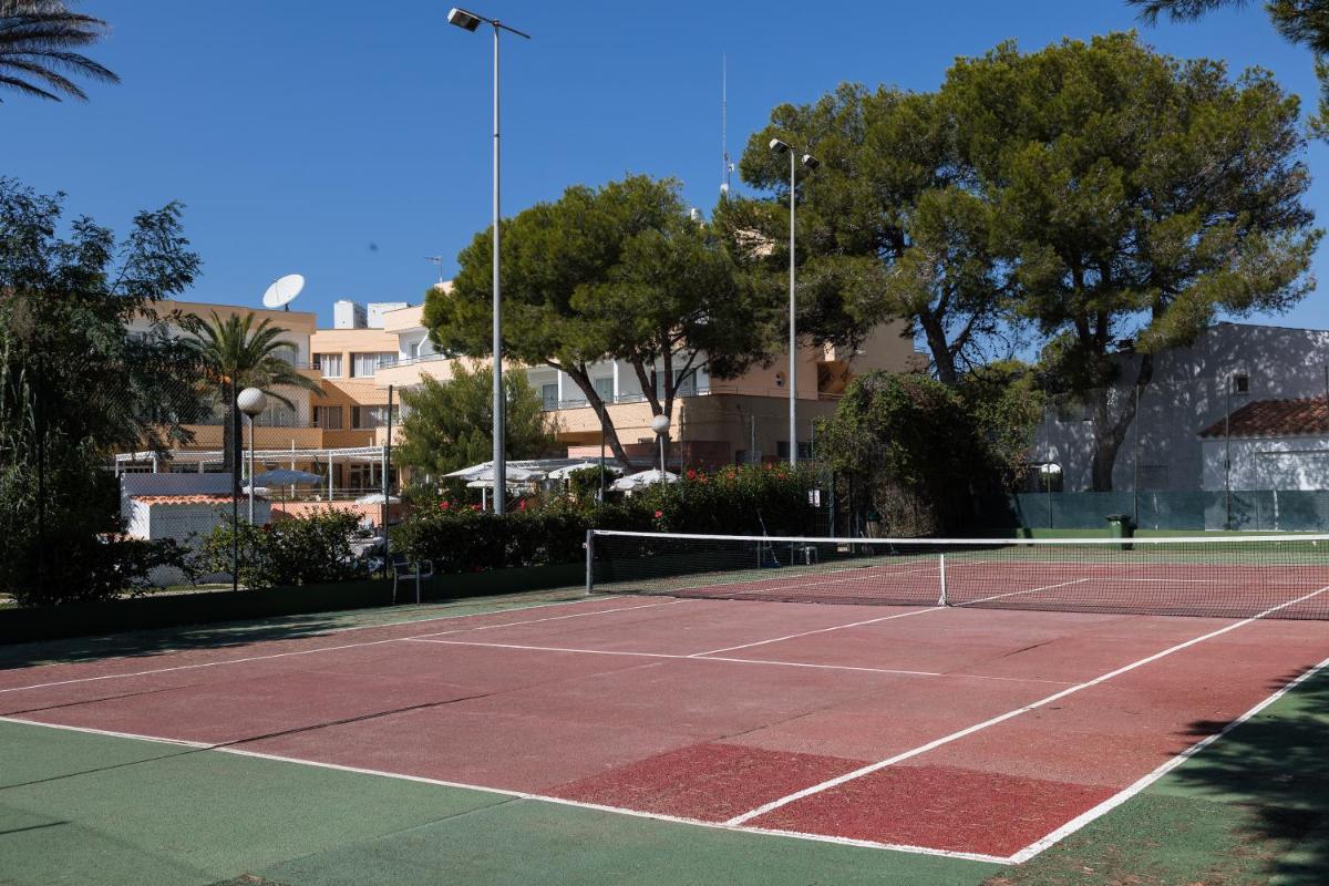 Instalaciones para jugar a tenis o squash en Sagitario Playa o alrededores