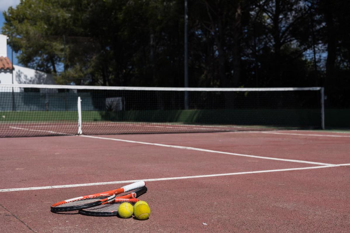 Instalaciones para jugar a tenis o squash en Sagitario Playa o alrededores