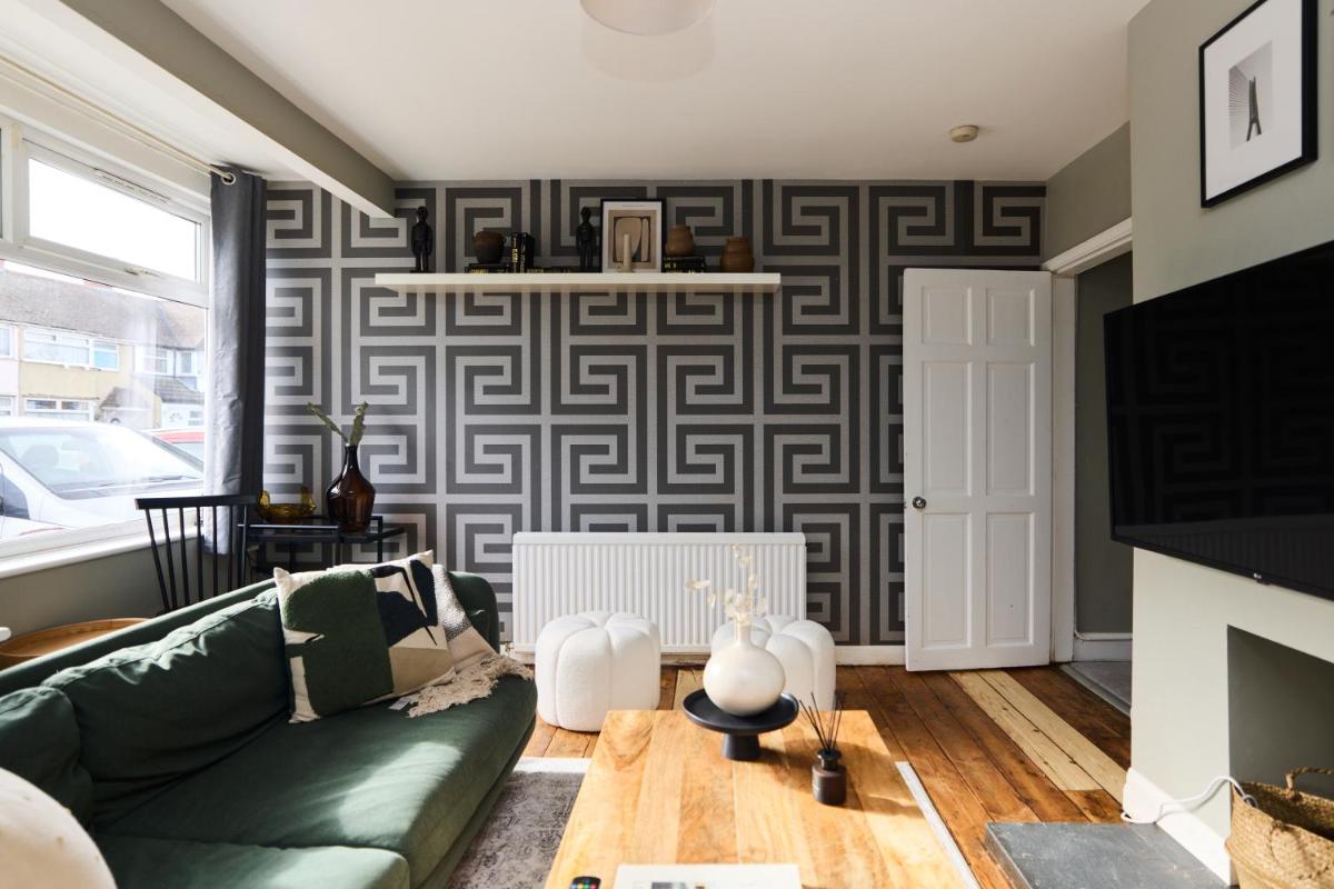 The Dagenham Park Place - Dazzling 3BDR House with Garden - Housity