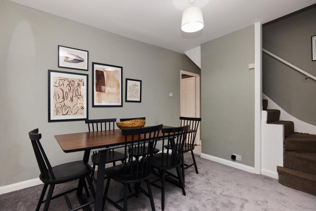 The Dagenham Park Place - Dazzling 3BDR House with Garden - Housity