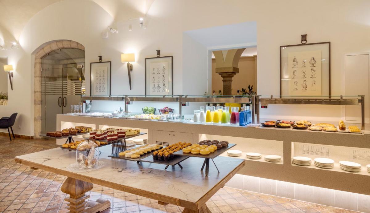 Comida en o cerca de este hotel