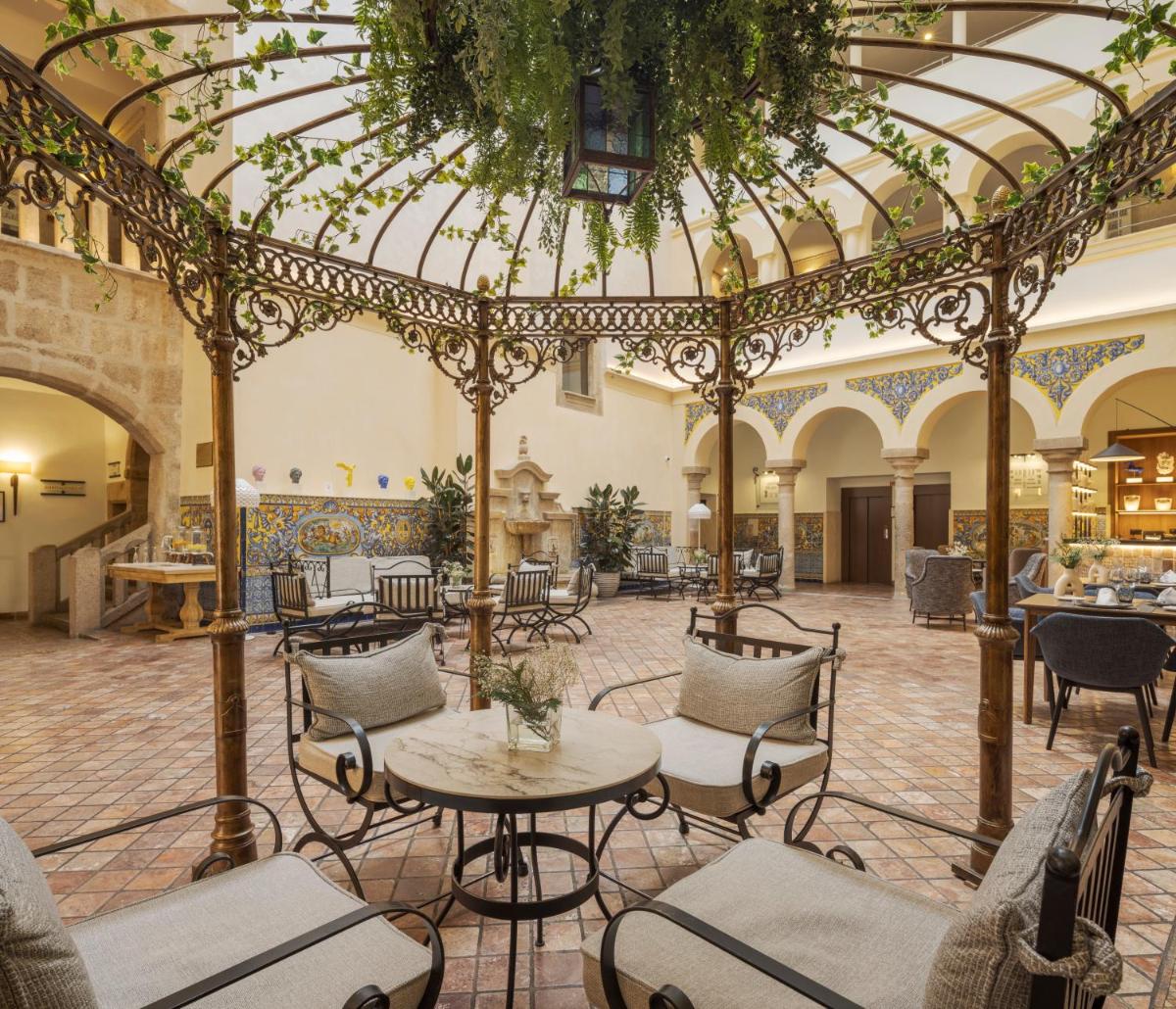 Un restaurante o sitio para comer en Hotel Ilunion Mérida Palace