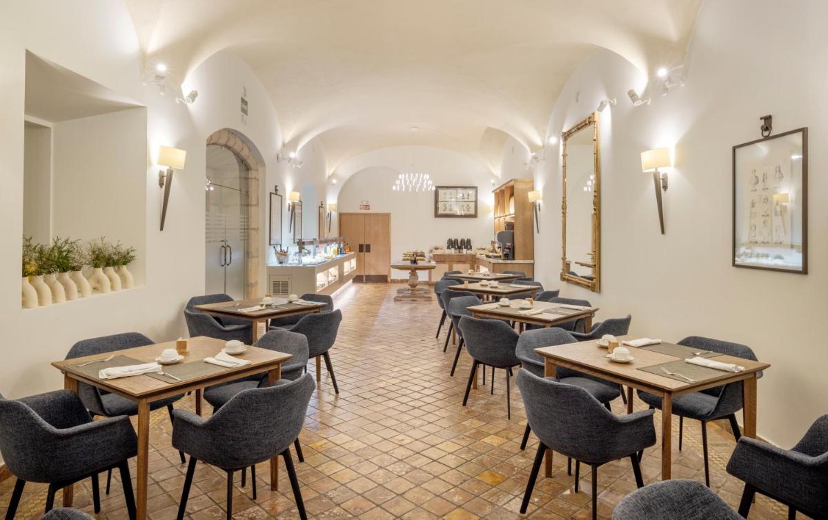 Un restaurante o sitio para comer en Hotel Ilunion Mérida Palace