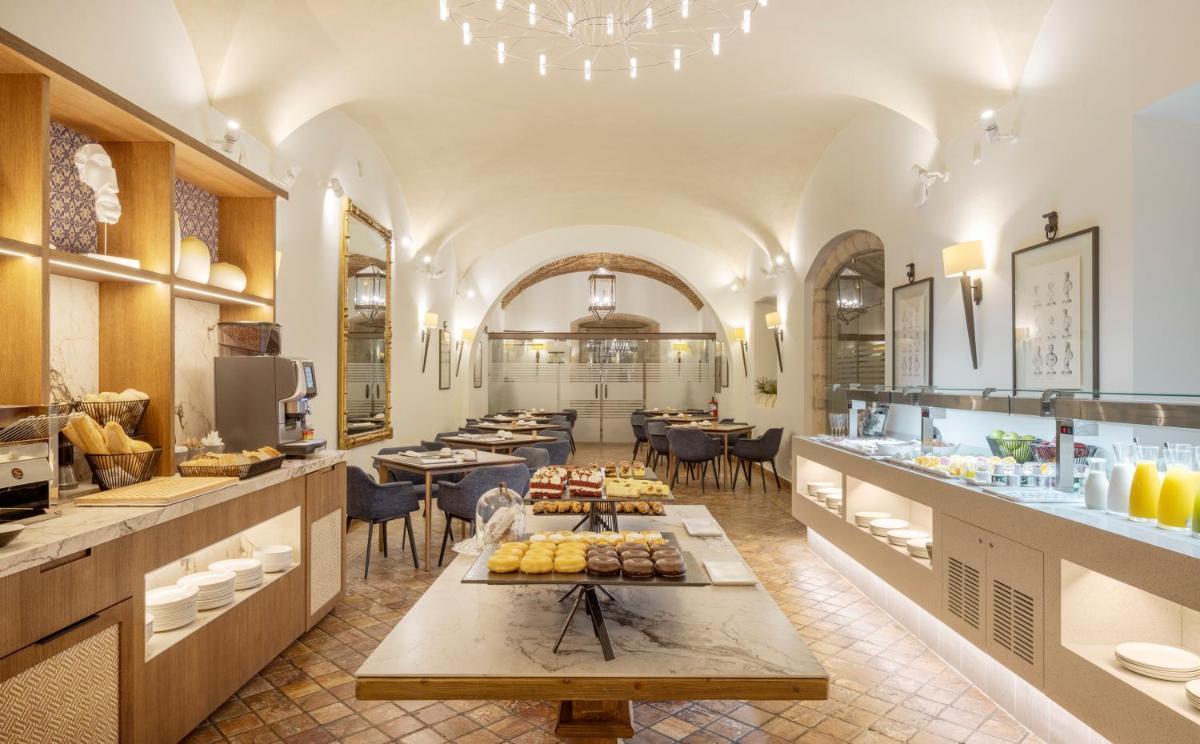 Comida en o cerca de este hotel