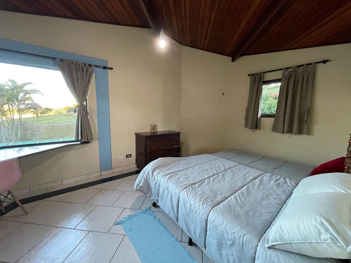 Home 3| Pé na água em Joanópolis c/ piscina aquecida - Housity