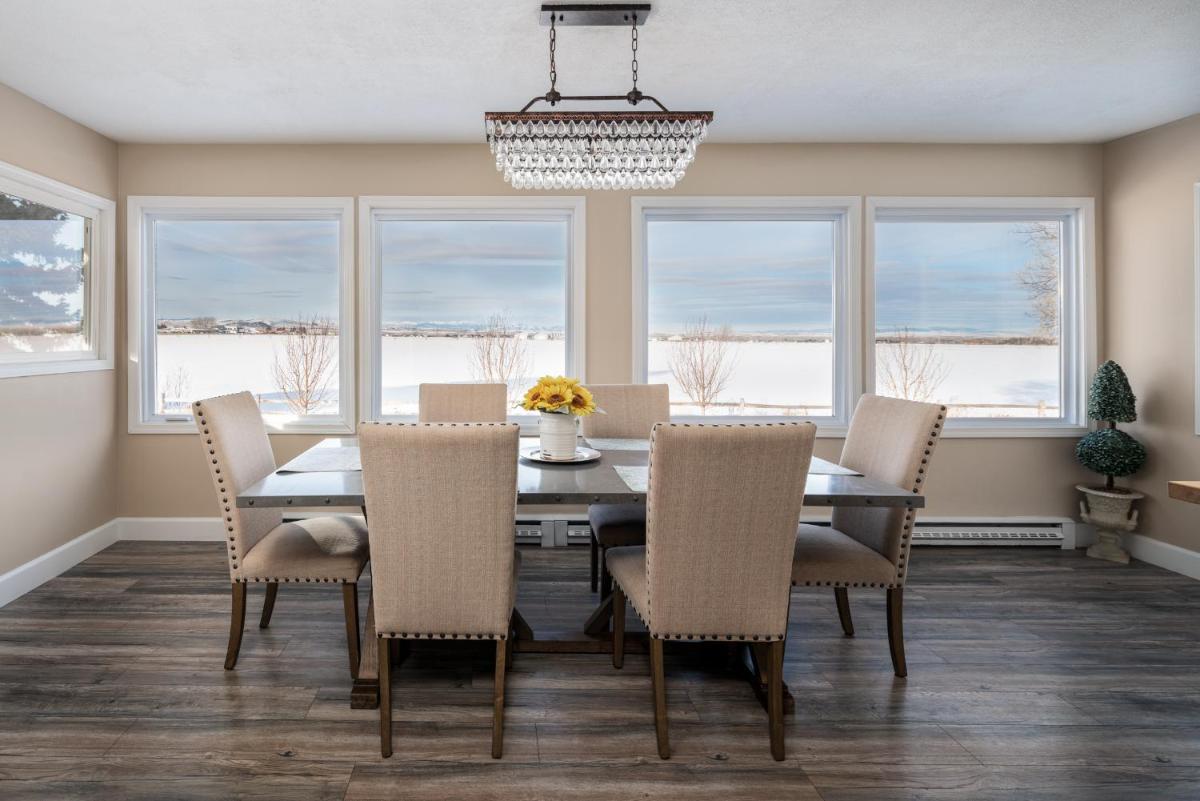 Gallatin Gateway Getaway - Housity
