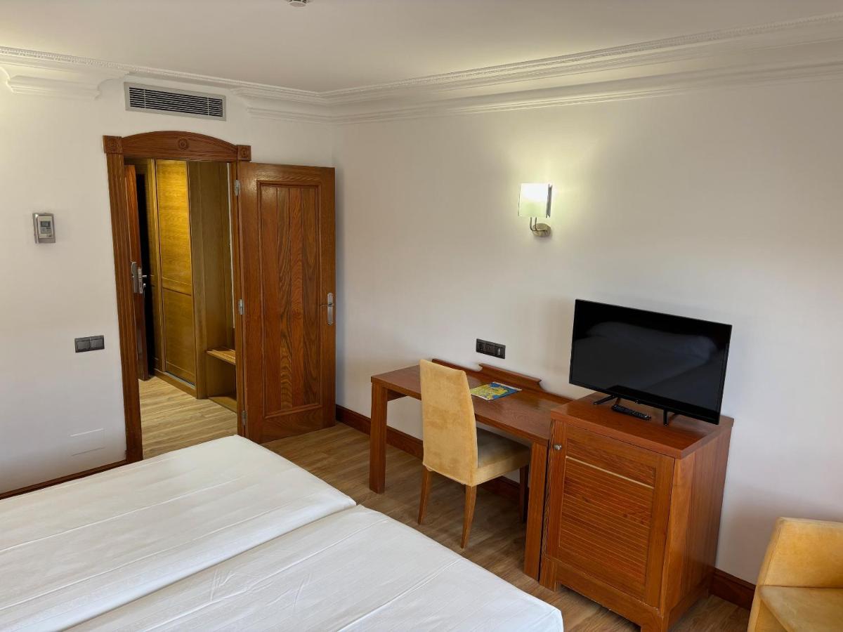 Una televisión o centro de entretenimiento en Gran Hotel Liber & Spa Playa Golf