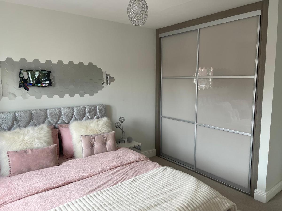 En-suite bedroom in a family home near Gatwick airport and Horley station - Housity