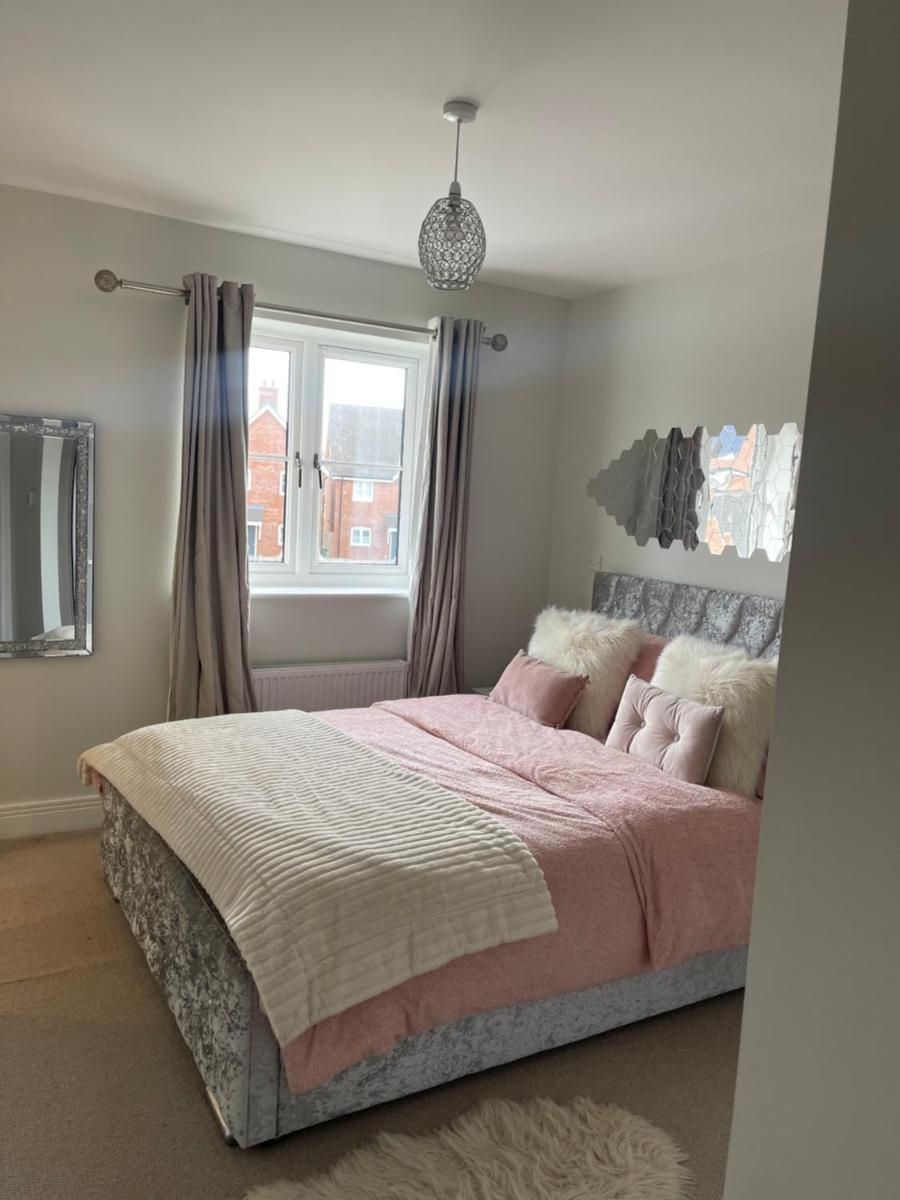 En-suite bedroom in a family home near Gatwick airport and Horley station - Housity