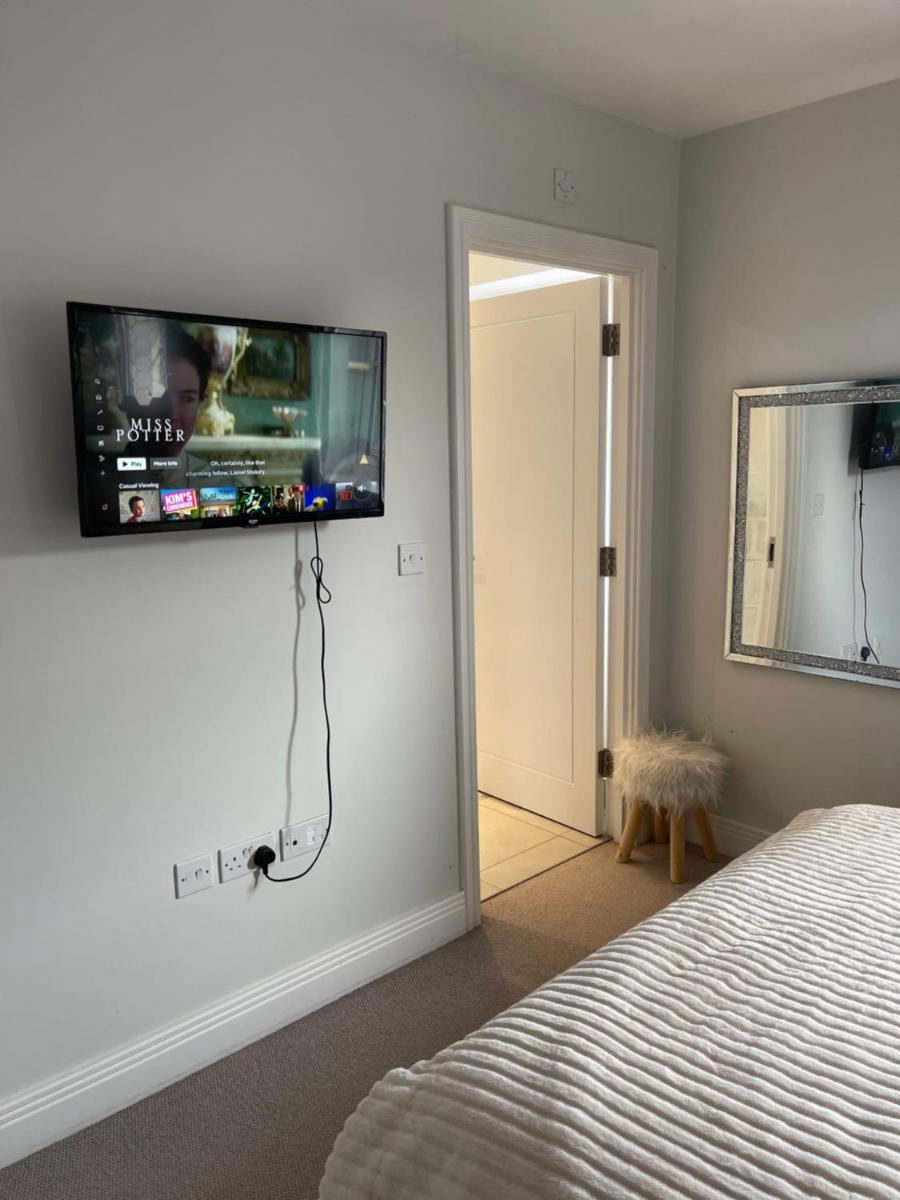 En-suite bedroom in a family home near Gatwick airport and Horley station - Housity