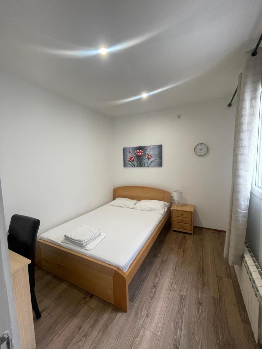 Apartments and Rooms L E F T R I V E R - Housity