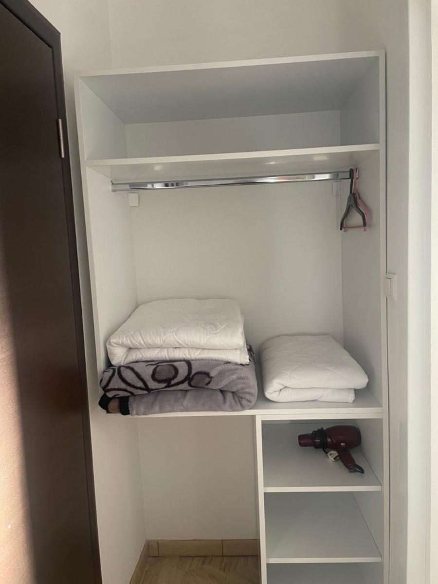 Apartments and Rooms L E F T R I V E R - Housity
