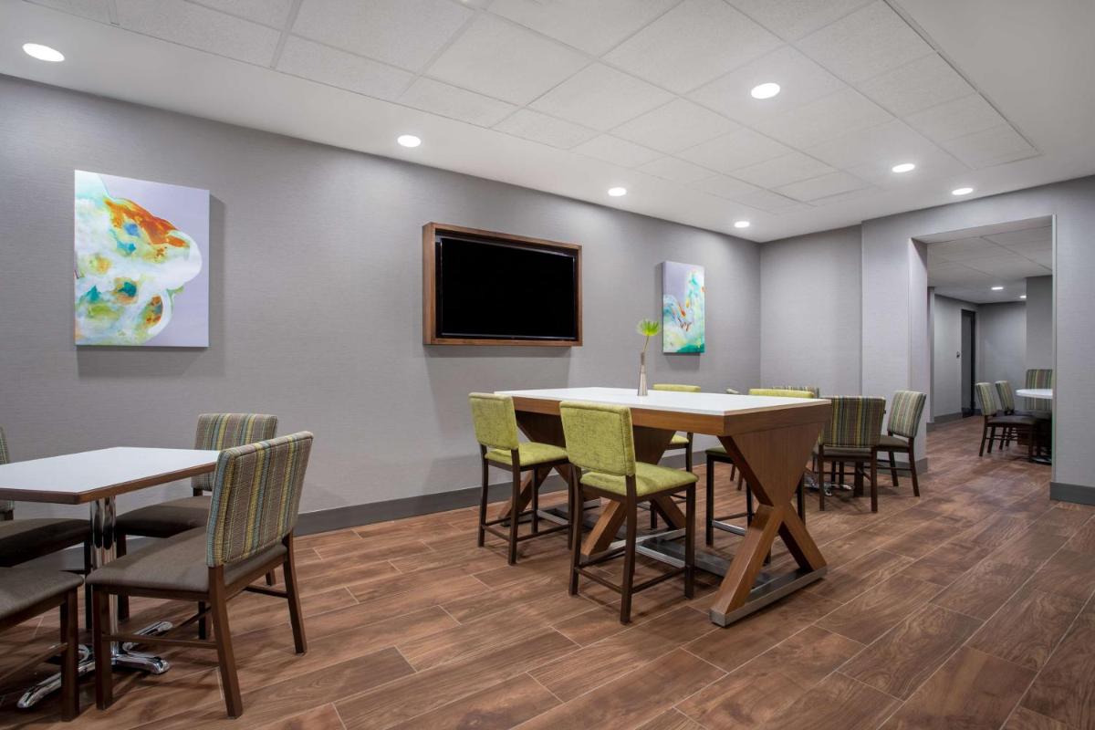 Hampton Inn Iowa City/Coralville - Housity