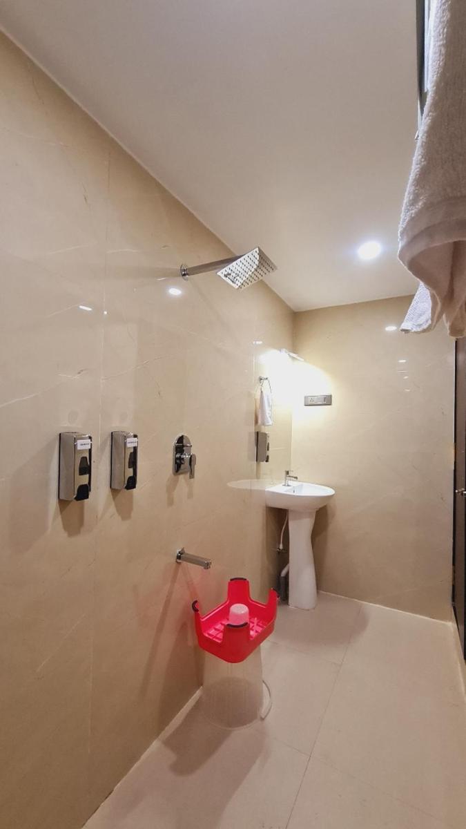 Hotel Elegance Inn - Housity