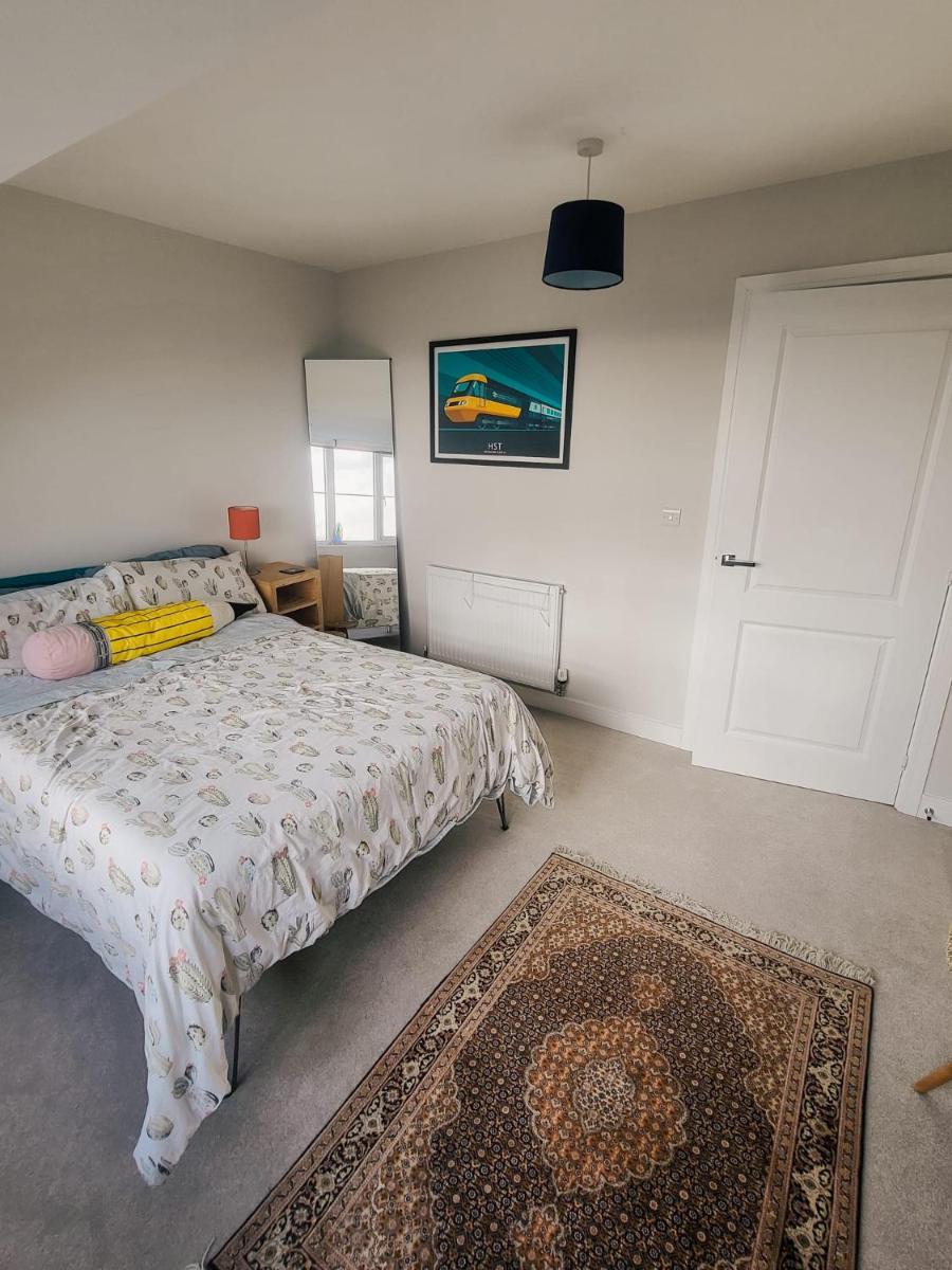 Private room in townhouse near Heathrow & Windsor - Housity