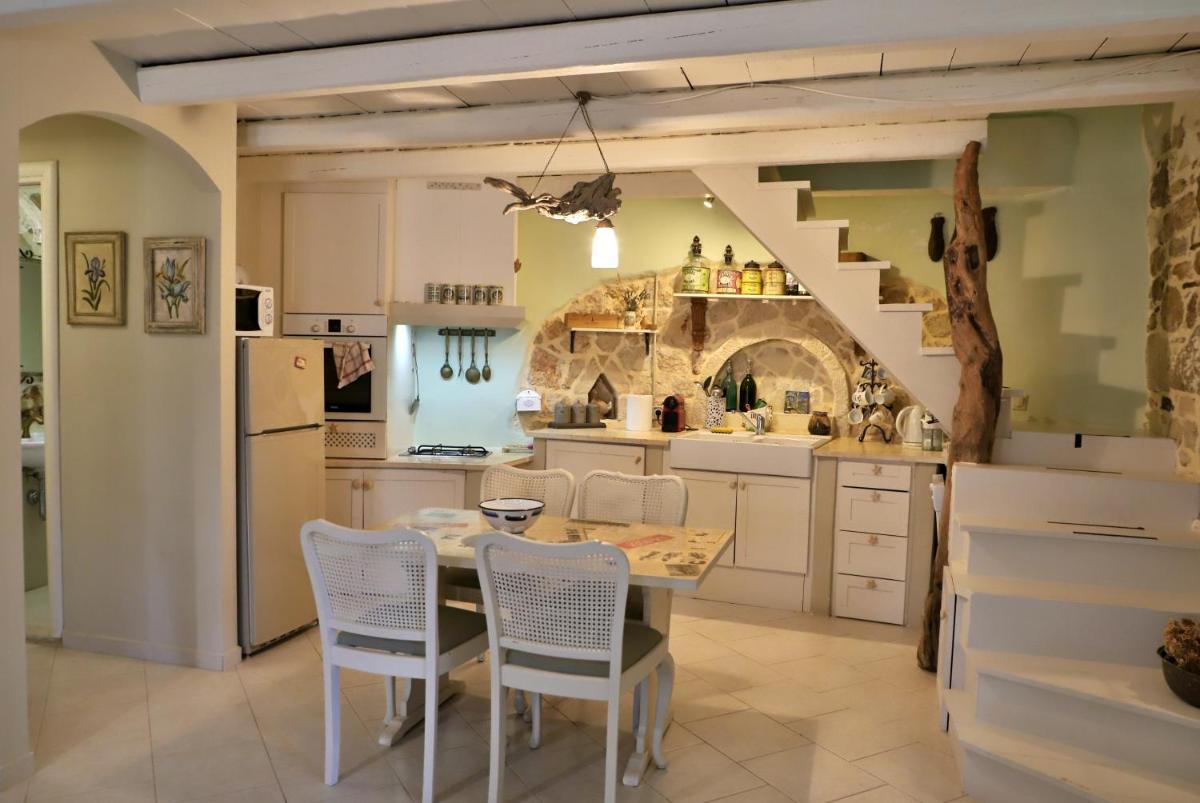 Petite Olive House - Housity