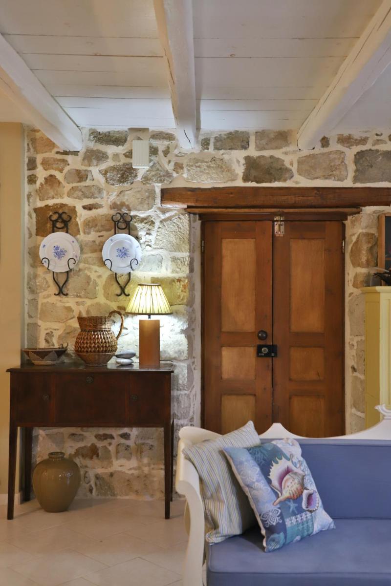 Petite Olive House - Housity