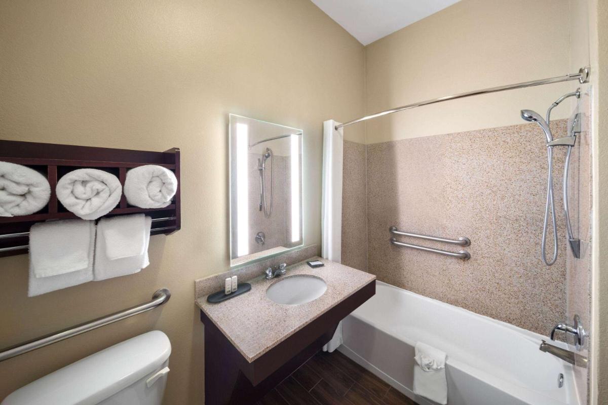 La Quinta by Wyndham Houma - Housity