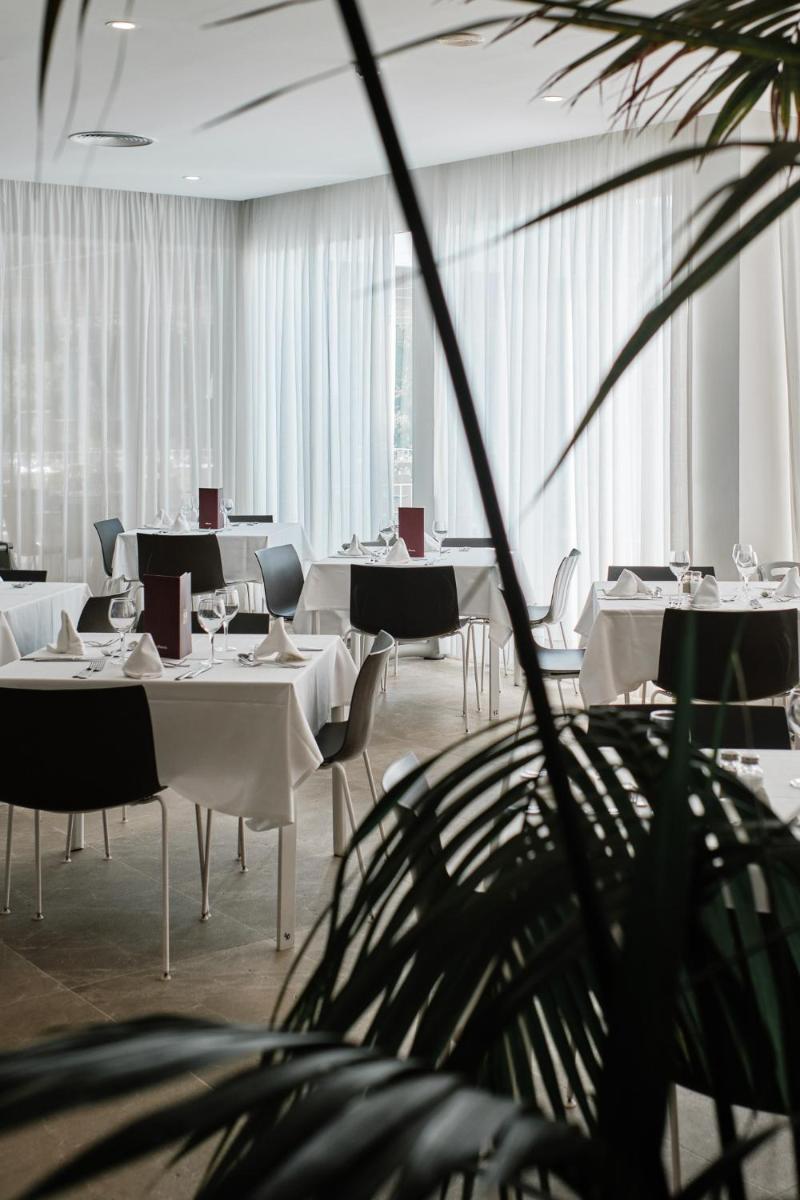 Un restaurante o sitio para comer en Prinsotel La Dorada & Spa