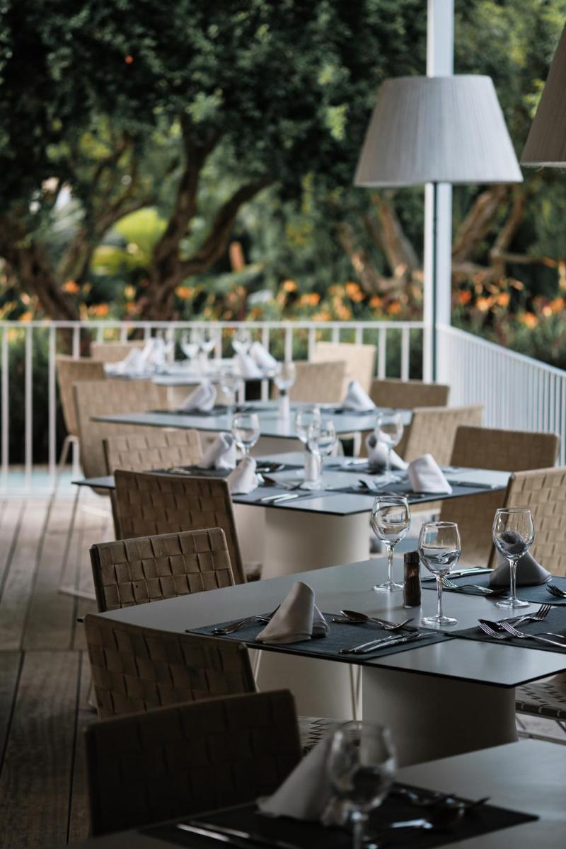 Un restaurante o sitio para comer en Prinsotel La Dorada & Spa