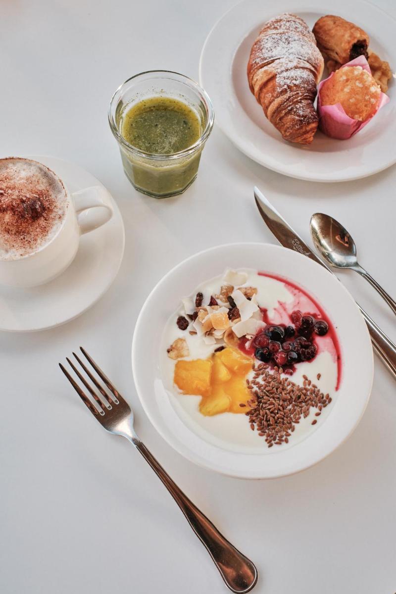 Una mesa con platos de desayuno y una taza de café. en Prinsotel La Dorada & Spa, en Playa de Muro 60 fotos más