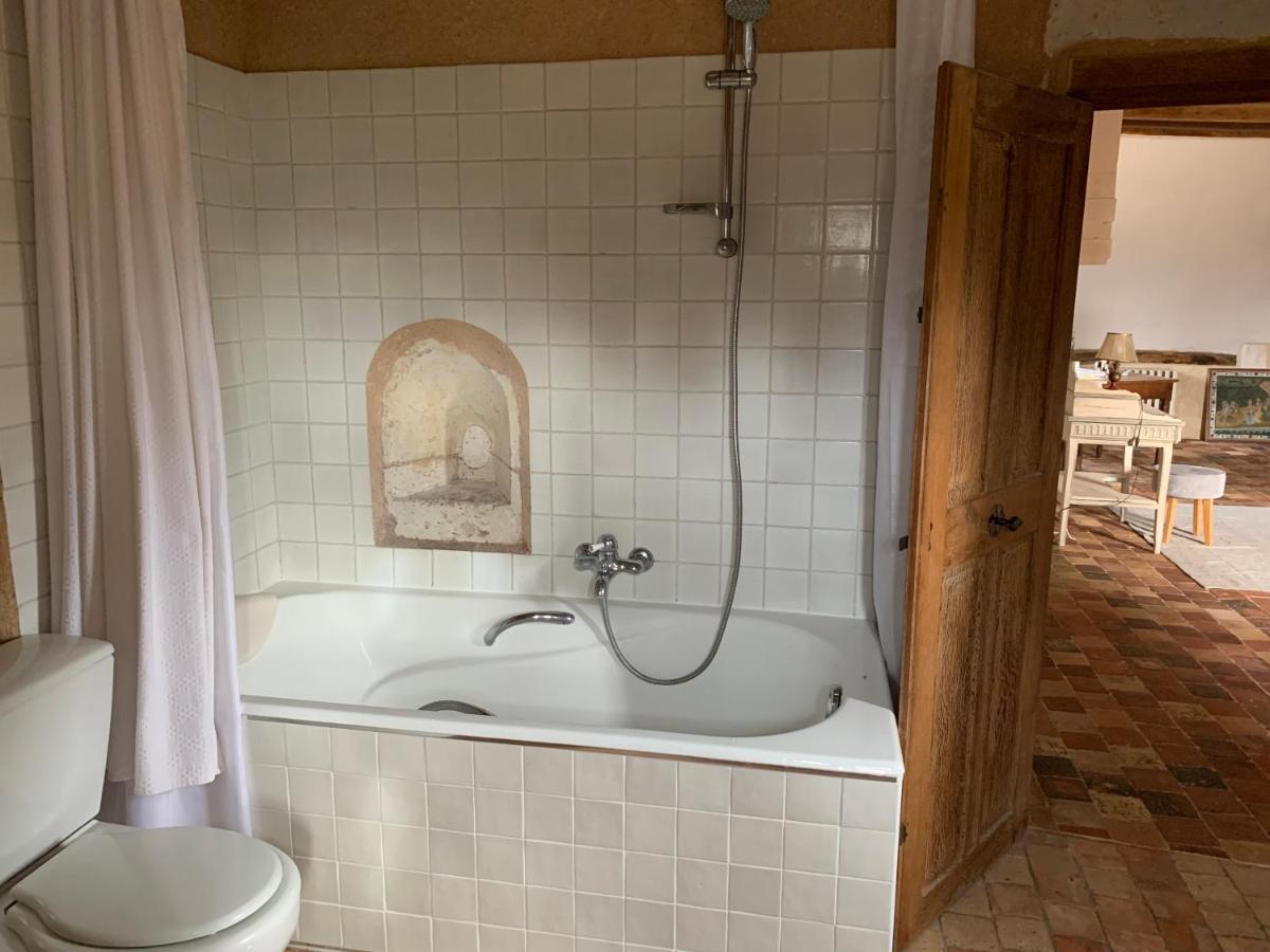 Belle Chambre au château et sa salle de bain - Housity
