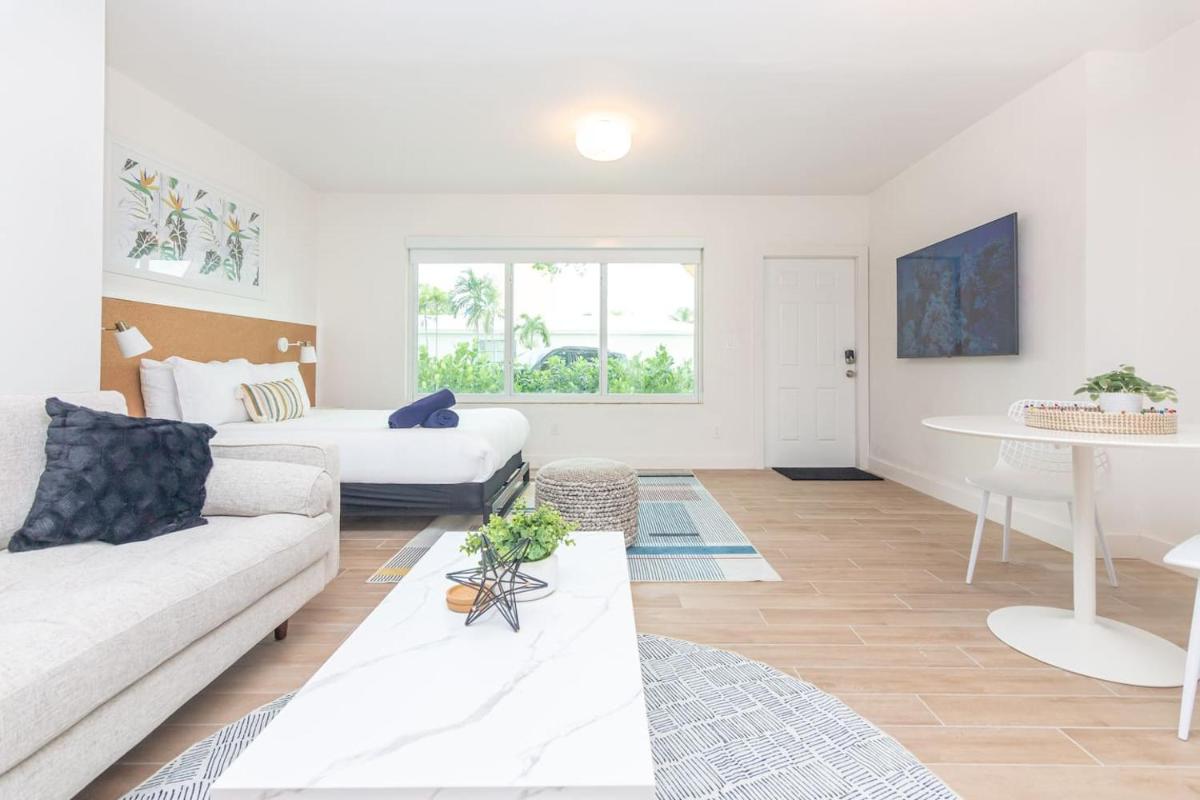 Large Stylish Studio Apartment In El Portal #3 - Housity