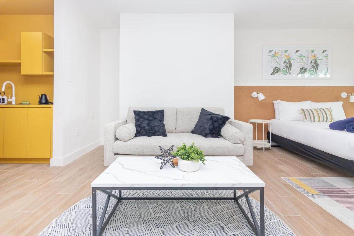 Large Stylish Studio Apartment In El Portal #3 - Housity