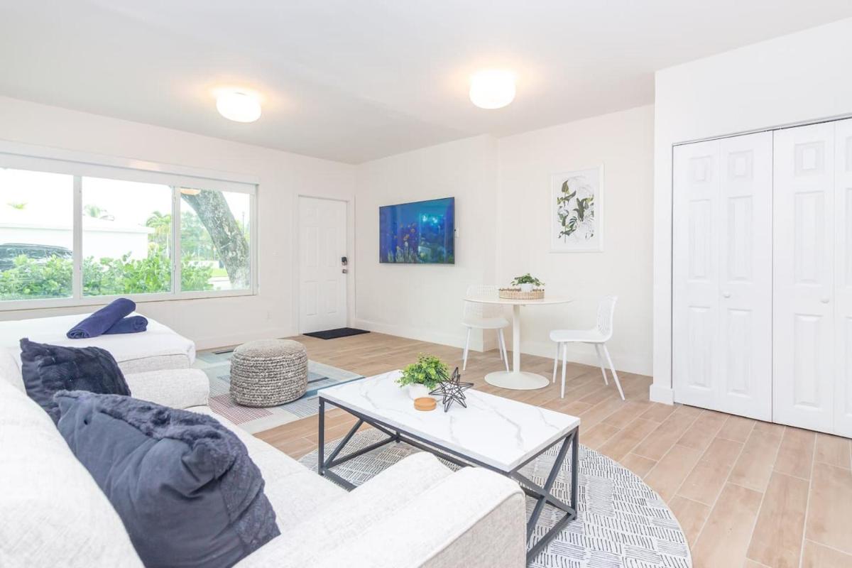 Large Stylish Studio Apartment In El Portal #3 - Housity
