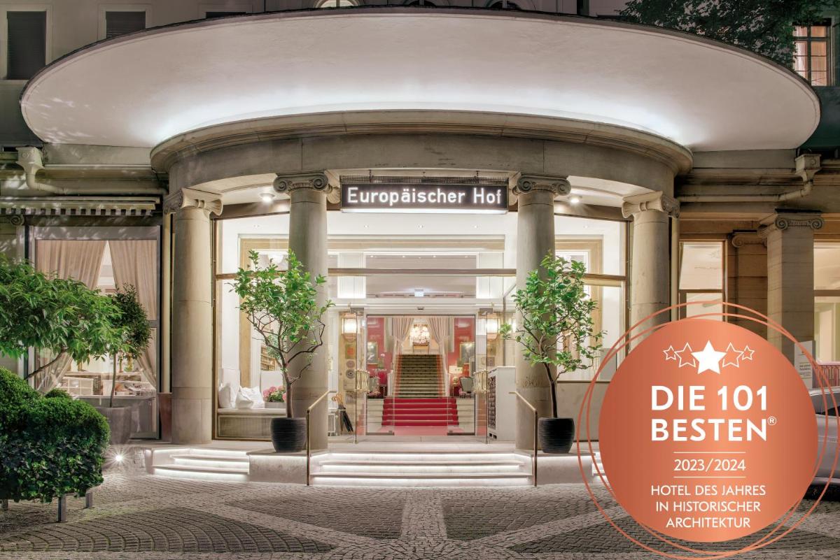 eine Ladenfront an einem Gebäude mit einem Schild in der Unterkunft Hotel Europäischer Hof Heidelberg, Bestes Hotel Deutschlands in historischer Architektur in Heidelberg