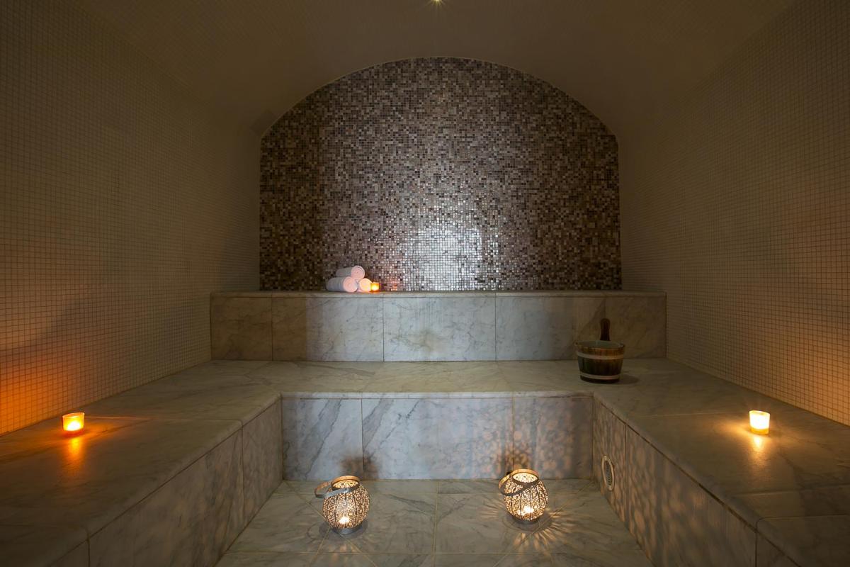 une pièce avec des bougies au milieu d'une baignoire dans l'établissement Best Western Hotel Sourcéo, à Saint-Paul-lès-Dax