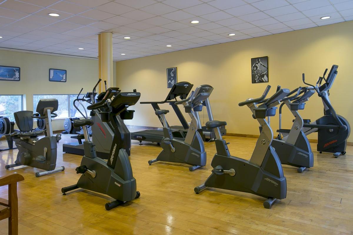 une salle de sport avec plusieurs tapis de course dans une pièce dans l'établissement Best Western Hotel Sourcéo, à Saint-Paul-lès-Dax