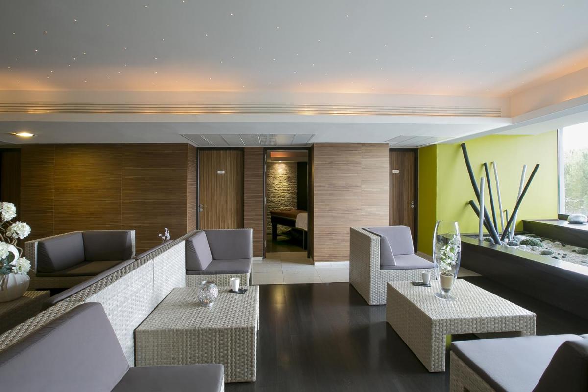 Coin salon dans l'établissement Best Western Hotel Sourcéo