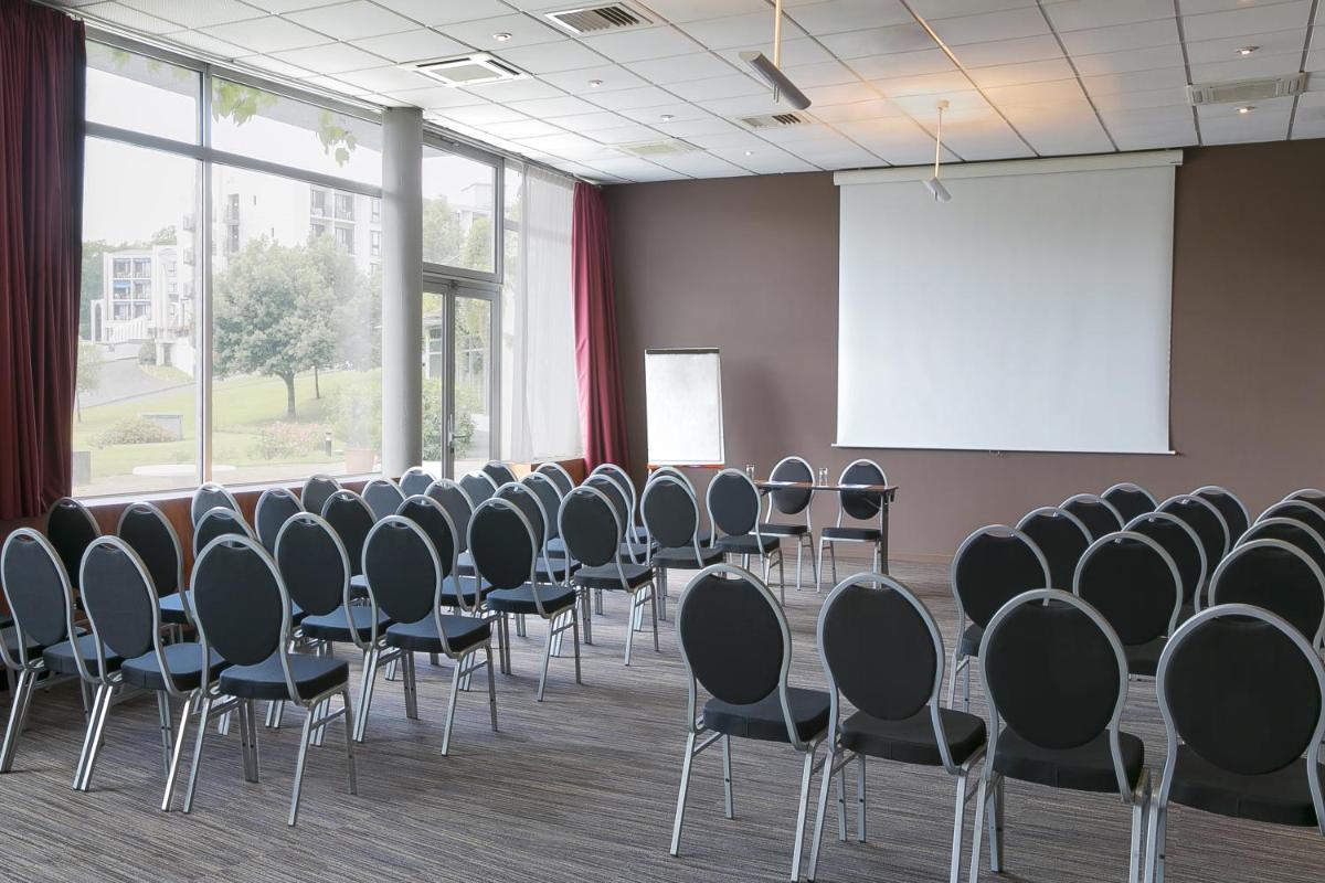 Espace de conférence ou salle de réunion dans l'établissement Best Western Hotel Sourcéo