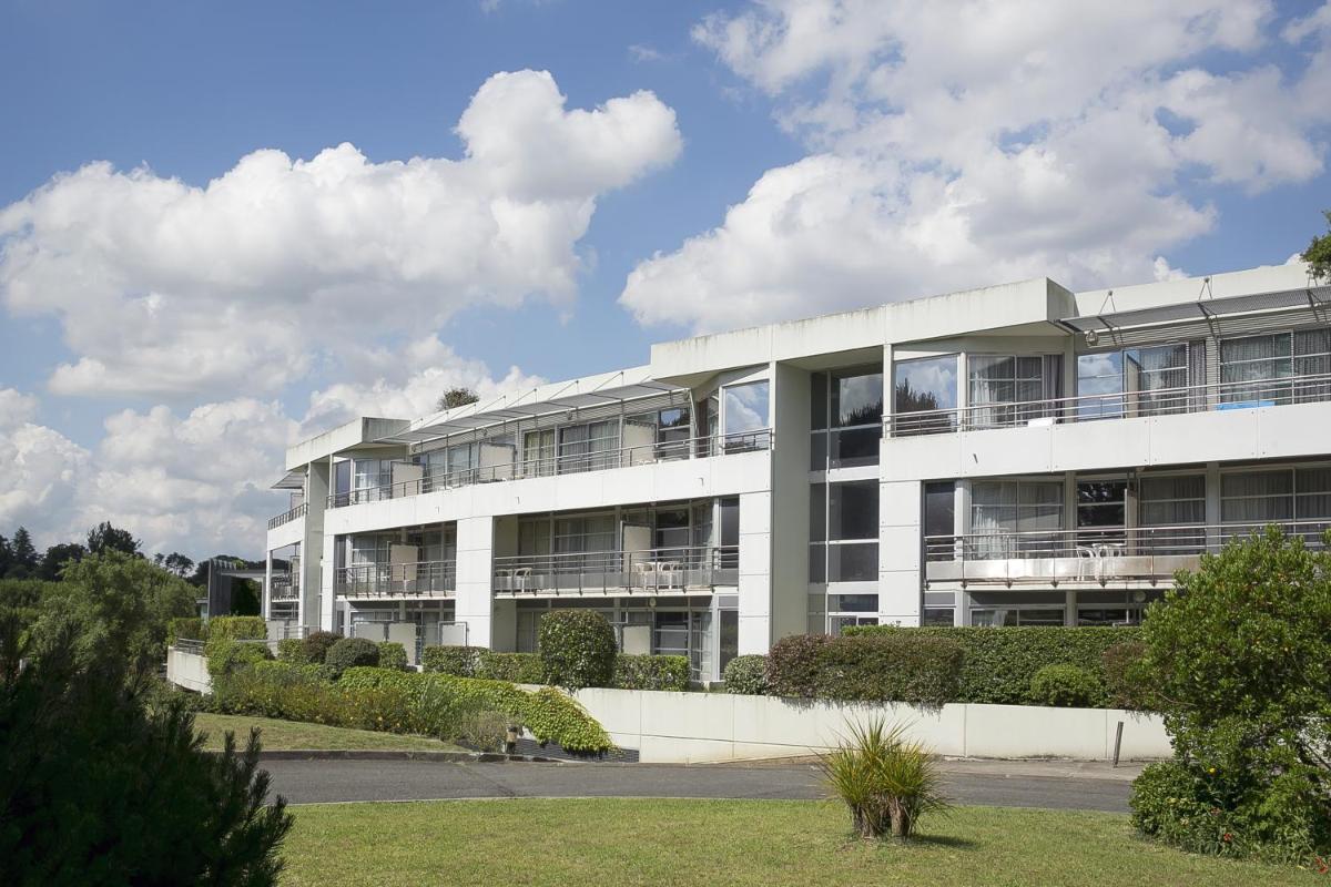 un bâtiment blanc avec des balcons sur le côté dans l'établissement Best Western Hotel Sourcéo, à Saint-Paul-lès-Dax