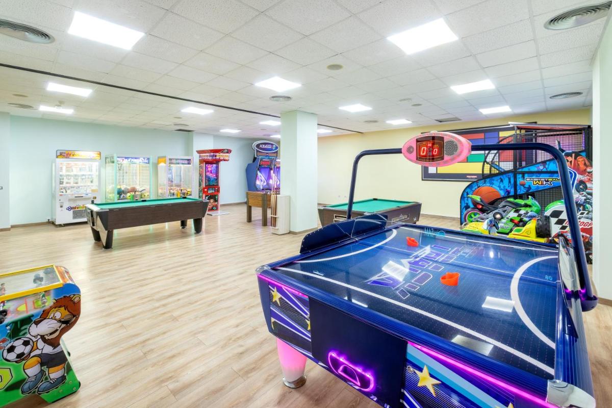 Habitación infantil con mesa de billar y juegos en Alexandre La Siesta, en Playa de las Américas 35 fotos más