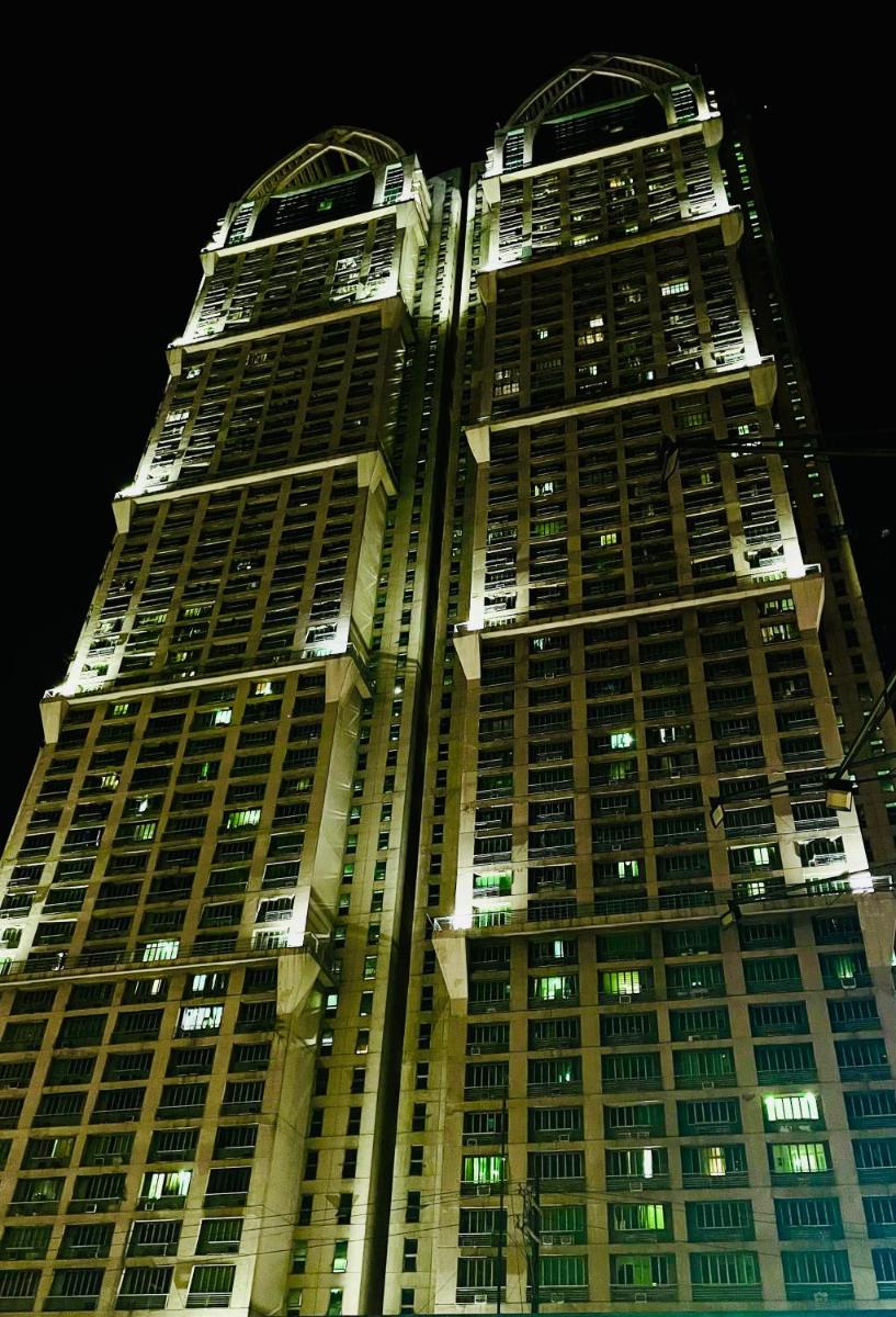 Luxe Condo Near MRT Mandaluyong Couples Getaway - Hizvo