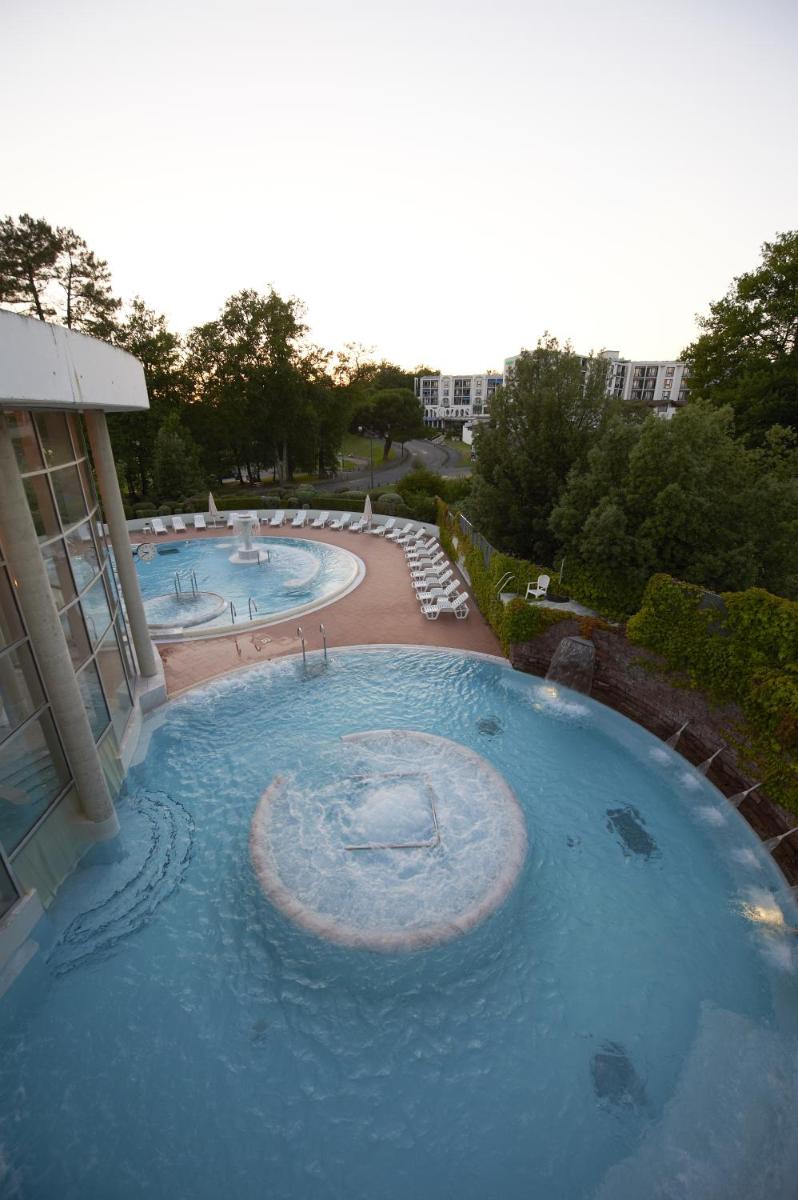 Piscine de l'établissement Best Western Hotel Sourcéo ou située à proximité