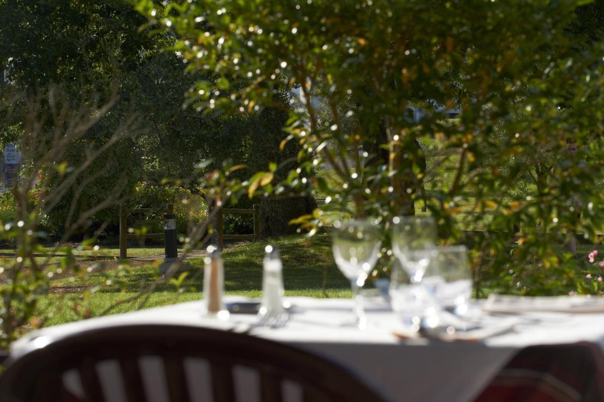 Jardin de l'établissement Best Western Hotel Sourcéo