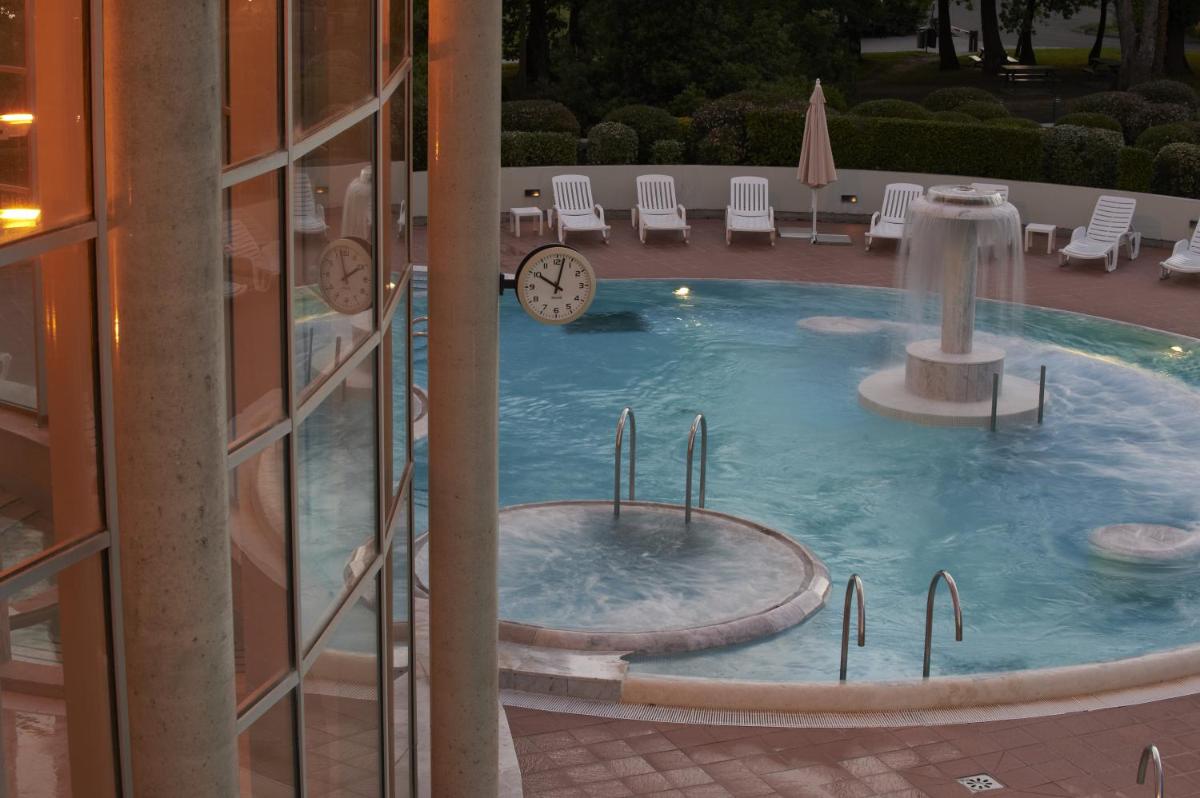 Piscine de l'établissement Best Western Hotel Sourcéo ou située à proximité
