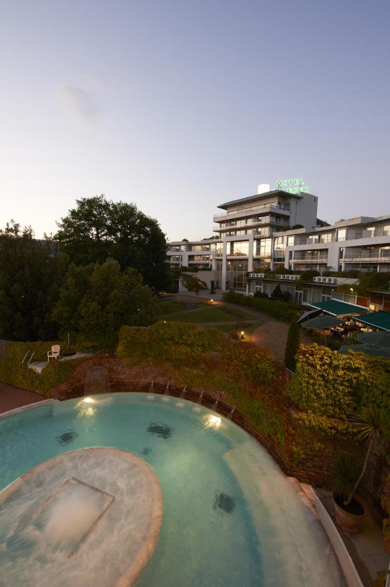 Piscine de l'établissement Best Western Hotel Sourcéo ou située à proximité