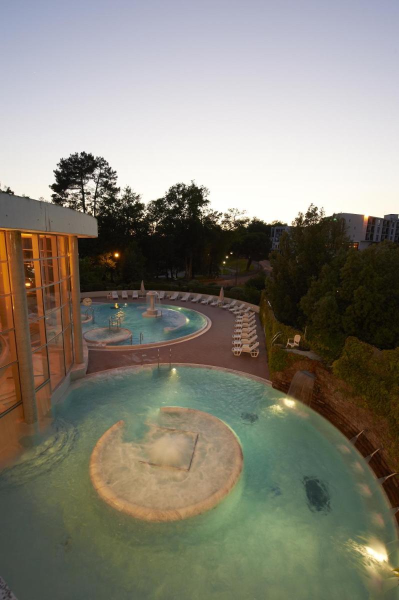 Piscine de l'établissement Best Western Hotel Sourcéo ou située à proximité
