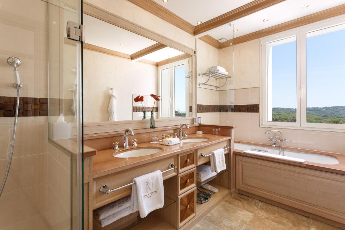 Salle de bains dans l'établissement Airelles Château de la Messardière