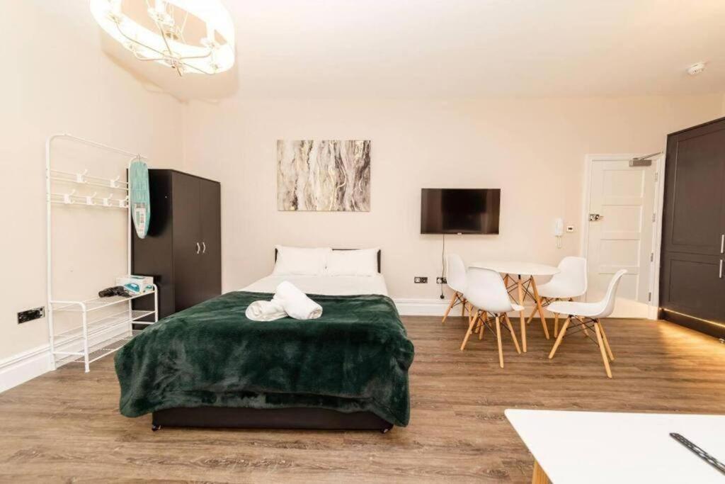 Central Studio Kingsize BED NIN - Housity