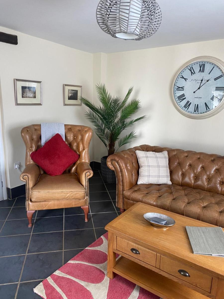 2 Mews Cottages - Town Centre Location - Housity