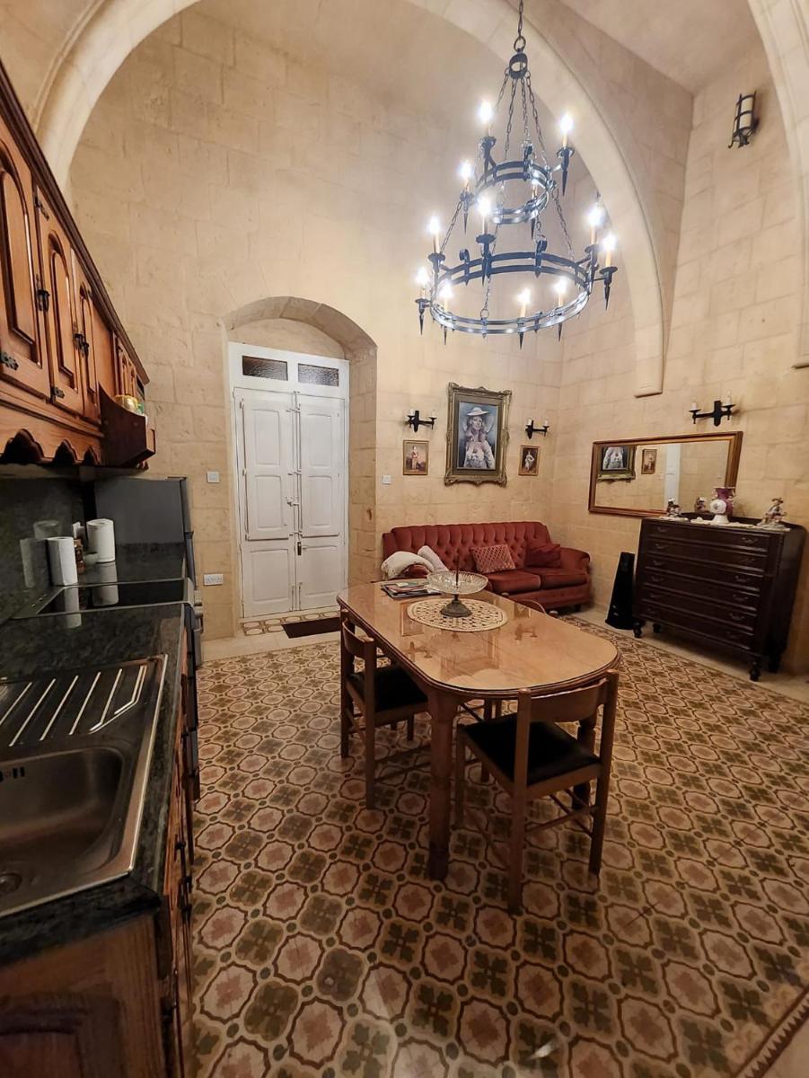 Cozy Corner House in Valletta - Authentic! - Housity