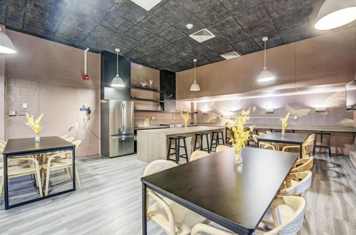 Epic Furnished Private Room With Shared Bath - Housity