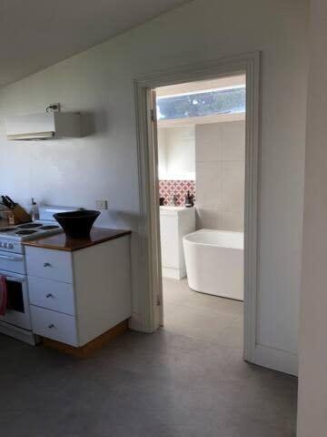 Sunny Character 1800's Cottage - Housity